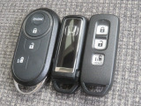 スマートキー2つとエンジンスターター付きです。