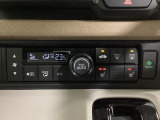 セレクトレバーの左上にオートエアコンがついてますので簡単操作で快適に過ごせます。シートヒータースイッチ内蔵で前席の左右別々に2段階の温度設定ができます。