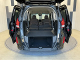リアシートを倒すことでほぼフラットの状態となり、スペースを広く有効にご活用いただけます。車中泊も可能な広さです!