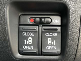 両側電動スライドドアのスイッチ付です。車内からもスイッチひとつで楽にドアの開閉が可能です。電動なので開閉時に力を使う必要がなく、半ドアになることもありません!