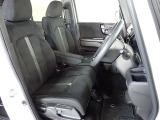 フロントシートはベンチシートです、運転席と助手席の移動が簡単です。真ん中にはアームレストも装備されています! また運転席シートの高さも調整できます。