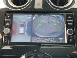 車両を上から見ているようなアラウンドビューモニターの映像をナビゲーション画面に映し出してくれるので、小さなお子様や障害物を確認できます。運転のしやすさはもちろん、事故防止にも役立ちます!