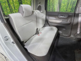 後部座席も気になるようなキズ・汚れやへたり等、大きなダメージはなく、良好な状態です。