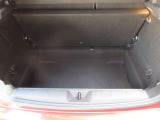トランクルームは、スペース的にも十分な広さではないでしょうか。後部座席のシートを倒す事もできますので、大きい荷物の収納も可能です。