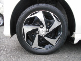 アルミホイール付!鉄ホイールと違って軽いので燃費にも影響してきます。ガソリンの高騰に少しは貢献します!あと単純に足元がきまります。