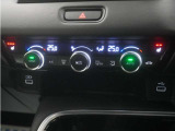 センターコンソールトレーはワイヤレス充電器(Qi(チー)規格)となっており、対応機種を置いておくだけで充電可能です。