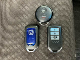 スマートキーです!ドアの施錠・解錠・エンジンの始動がスムーズで大変便利です!遠隔操作でエンジン始動が可能なリモコンエンジンスターターも付いております!