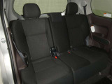 後席シートも広々としたスペースを確保しています。大人でもゆったりと座って頂けますので、大人数でのお出かけもラクラクです♪ドライブに行くのが楽しみですね♪