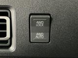 【切替式4WD(四輪駆動)】スイッチで2WD&hArr;4WDを切替え、目的に合った選択が可能です!4WDでは砂利道や沼るみの悪路、雪や雨の日などの滑りやすい路面で安全性を高めます!