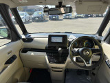運転席は視界良好で操作しやすく、助手席・インパネは収納豊富で使い勝手が良いです!