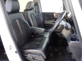 フロントシートはベンチシートです、運転席と助手席の移動が簡単です。真ん中にはアームレストも装備されています! また運転席シートの高さも調整できます。