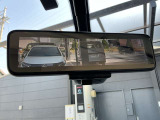 リアのカメラの画像を表示する『スマートルームミラー』で荷物いっぱいでも後部が見えます。 ディーラーオプション「前ドラレコ」も装備