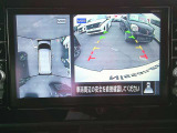 真上から見下ろしたような映像で、見えにくい後方もしっかり確認できるアラウンドビューモニター。狭い駐車場などでも安心して駐車できます。