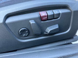 電動シート。運転席はシートメモリー機能付き