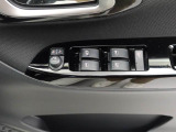 運転席側には 集中スイッチ(全ドアを操作するスイッチ) があり、運転席から乗員全員分の窓をコントロールできます。