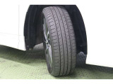 タイヤサイズ205/55R17。京都トヨタにてこの車をご成約のお客様に限り、タイヤ4本を当社指定【新品】タイヤに交換します。