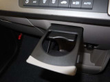 運転席カップホルダーは使い勝手が良い位置にあり便利です。