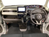 車内は光触媒抗菌消臭施工済です。インパネ周りはスタイリッシュなデザインで機能や装備も充実しています。グローブボックスやカップホルダーのほかにトレーなどたくさんの収納スペースが付いています。