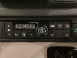 セレクトレバーの左上にオートエアコンがついてますので簡単操作で快適に過ごせます。シートヒータースイッチ内蔵で前席の左右別々に2段階で温度設定ができます。