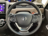 ハンドルにHondaセンシング系のクルーズコントロールやレーンキープアシストなどのスイッチと、オーディオの操作スイッチが装備されています。ハンドルから手を離さず安全に操作できます。