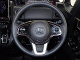 ハンドル左側にはオーディオ操作が出来るオーディオリモートコントロールスイッチ、右側にはHonda SENSINGとオートクルーズコントロールのスイッチを装備!