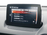 こちらのお車には先進安全装備が多数搭載されています。衝突被害を回避あるいは軽減するためのブレーキや、後方死角からの接近警報、車線逸脱を防止する警報装置など、詳しくはスタッフまでお尋ねください。