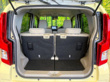 普段のお買い物や通勤、送迎等に十分な荷室スペースを確保しております。セカンドシートを倒すと、大きな荷物の積載も可能です♪