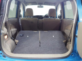 後席を左右とも倒した状態です。実用的な広さの荷室になります。