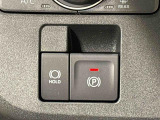 指先だけで簡単に操作が可能な電動パーキングブレーキを採用。「HOLD」スイッチを押すと、渋滞や信号待ちなどでブレーキペダルから足を離しても、ブレーキを保持するので安心です