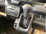 自然に手が届き、操作性の良いインパネシフトに、パーキングブレーキは、フットブレーキタイプなので、運転席と助手席の間はすっきりしています。