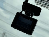 ドライブレコーダーを搭載しております。事故だけでなくあおり運転の状況も映像で記録することで万が一のリスクに備えることができます。