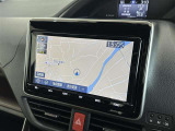 純正ナビを装備。タッチパネル式で使いやすく、お出かけもラクラクです。