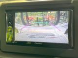 【バックカメラ】駐車時に後方がリアルタイム映像で確認できます。大型商業施設や立体駐車場での駐車時や、夜間のバック時に大活躍!運転スキルに関わらず、今や必須となった装備のひとつです!