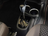 操作が楽なフロアシフトです、レバー式パーキングブレーキで足元インパネ周りもすっきりしています。