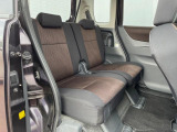 後部座席も気になるようなキズ・汚れやへたり等、大きなダメージはなく、良好な状態です。