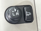 【電動格納ミラー】サイドミラーは電動格納式となっており、狭い駐車場でもキズがつくリスクを抑えられます。