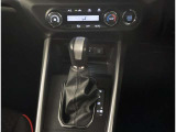 ストレスなく操作しやすいシフトレバーですね。