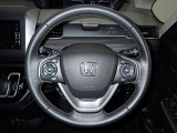 ハンドル左側にはオーディオ操作が出来るオーディオリモートコントロールスイッチ、右側にはHonda SENSINGとオートクルーズコントロールのスイッチを装備!