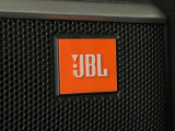 【JBLサウンドシステム】メーカーオプションの高品位サウンドシステムを搭載。専用のチューニングが施された大小様々なスピーカーから良質なサウンドが奏でられ、臨場感あふれる音響空間を演出します。