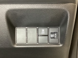 ハンドルの右側にはヘッドライトレベライザーとVSA(ABS+TCS+横滑り抑制)の解除スイッチがついています。ヘッドライトレベライザーは道路状況や積荷の加重に応じてライトの高さを調節できます。