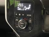 【オートエアコン】一度お好みの温度に設定すれば、車内の温度を検知し風量や温度を自動で調整。暑い&hellip;寒い&hellip;と何度もスイッチ操作をする必要はありません。快適な車内空間には必須の機能ですね♪