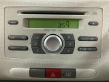 ダイハツ純正、CDチューナーが装備しております。好きな音楽をお楽しみになりながらお出かけください。また、バージョンアップしてオプションでナビ装着も可能ですよ♪