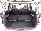 セカンドシートを倒すとさらに広々のラゲッジスペース