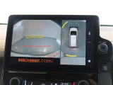 パノラミックビューモニター付きです。車両を上から見たような映像をモニター画面に表示。運転席からの目視では見にくい、車両周辺の状況をリアルタイムでしっかり確認できます。