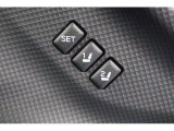運転席のシートポジションを2か所記憶させることがシートメモリー機能が付いております。ボタンを押すと設定したシートポジションに自動で動きます♪
