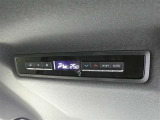 後部座席にもオートエアコン装備ですから車内は、とっても快適です。
