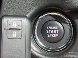 【キーレススタートシステム】カバンやポケットに入れたままでもドアの施錠・解錠が可能なスマートキーを装備。エンジンのオン・オフ時もカギを取り出す必要が無いからとっても便利です♪