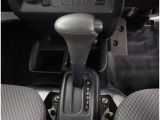 シフトレバーは使いやすい位置に配置です。