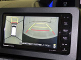 パノラミックビューモニターを装備。駐車場や交差点でクルマを真上から見るように周囲を確認できます。機能の詳細は販売店スタッフまでおたずねください。