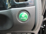葉っぱマークのECONスイッチ。スイッチをONにするだけで、エンジンやエアコンなどを協調制御。燃費の向上に貢献します。